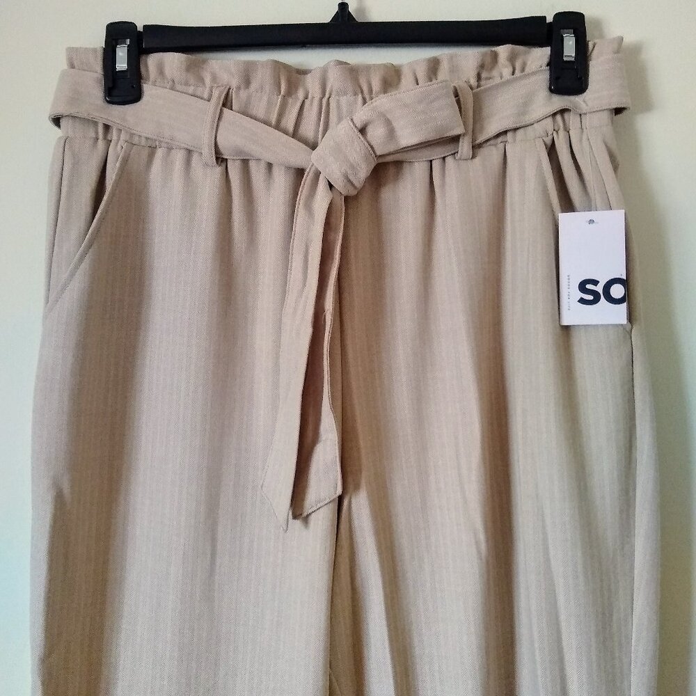 HIGH-RISE  TAPERED LEG PANTS. NWT